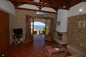 House, 1 Bedroom | Living area - Castello Domus (Mylopotamos)