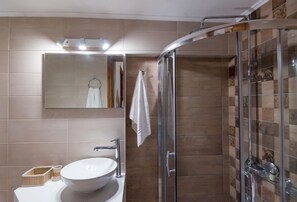 Casa, 1 habitación | Baño | Regadera, amenidades de baño gratuitas, secadora de cabello, toallas 