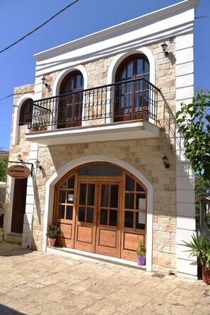 Exterior - Castello Domus (Mylopotamos)