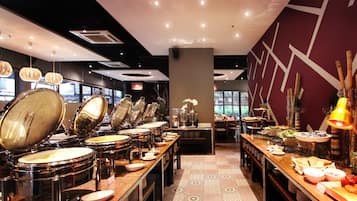 Desayuno buffet (MYR 45 por persona)