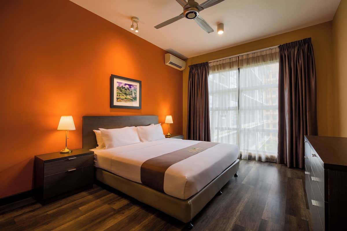 Deluxe King Suite | Peti besi dalam bilik, meja, seterika/papan seterika, Wi-fi percuma 