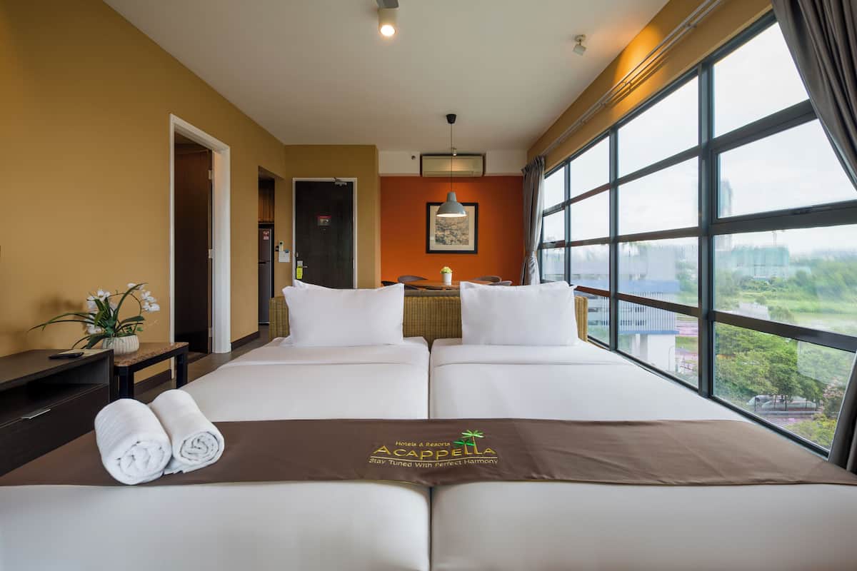 Premier Suite (Family With King & Twin Beds) | Ruang tamu | TV LED 