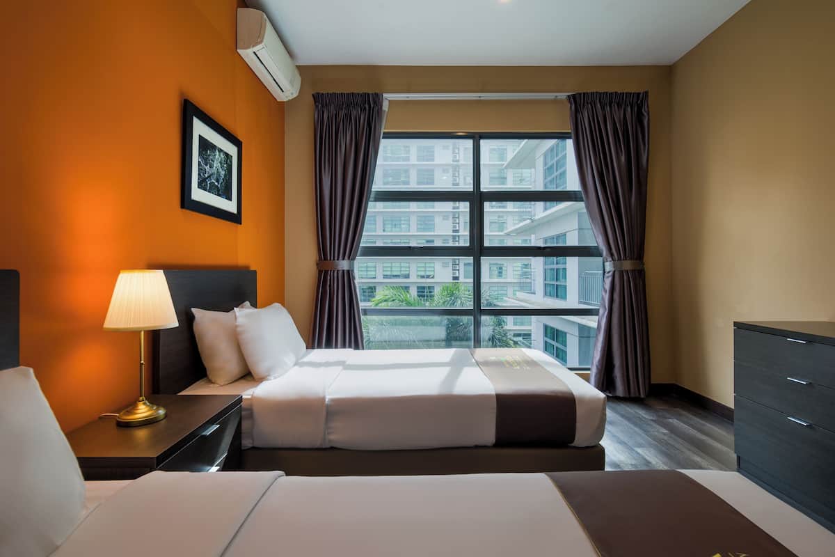 Deluxe Twin Suite | Peti besi dalam bilik, meja, seterika/papan seterika, Wi-fi percuma 