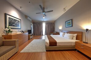 In-room safe, desk, iron/ironing board, free WiFi - Acappella Suite Hotel (Shah Alam)