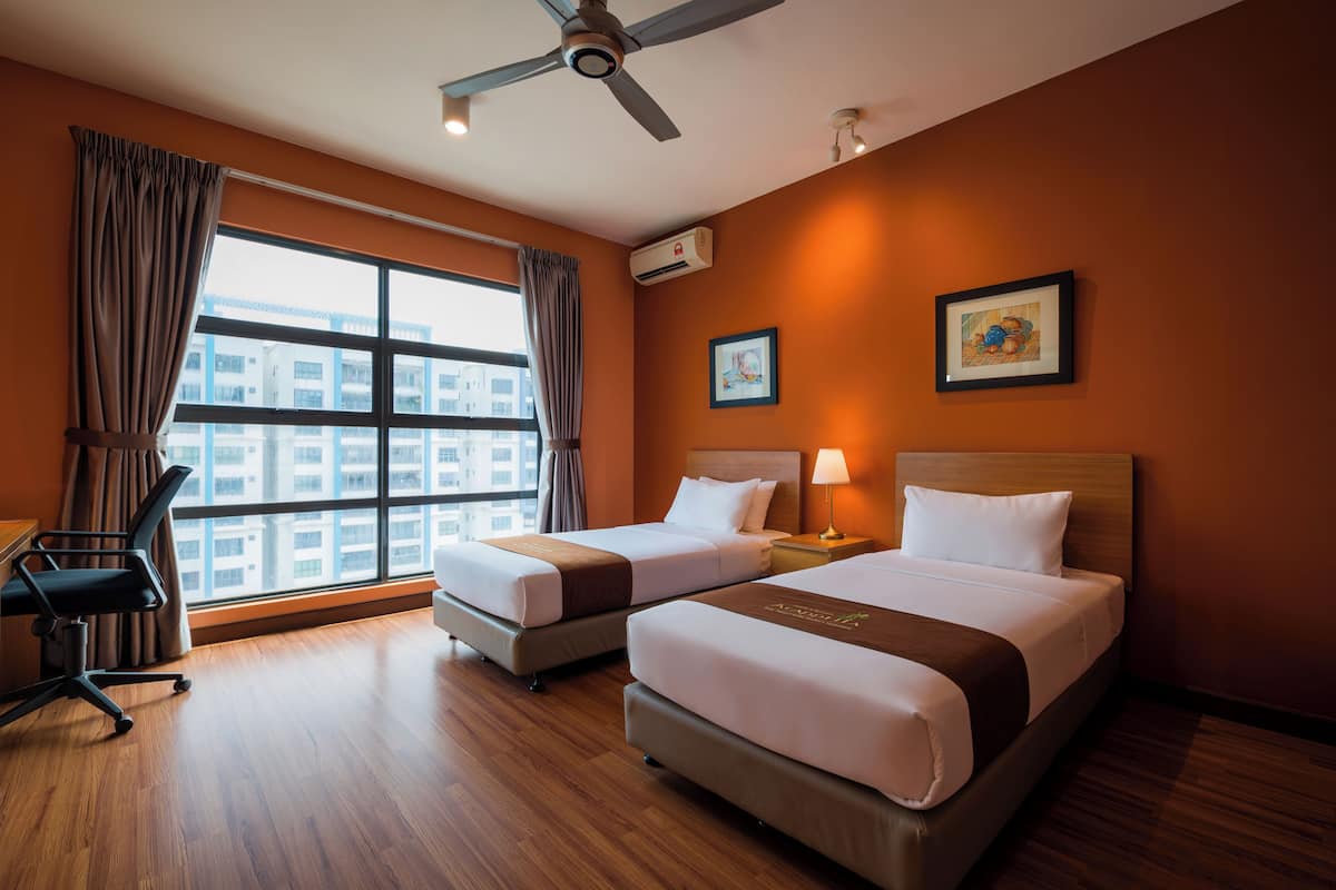 Premier Twin Suite | Peti besi dalam bilik, meja, seterika/papan seterika, Wi-fi percuma 