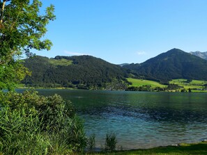 Un lago rodeado de montañas y vegetación.