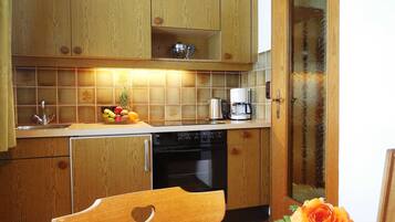 Kühlschrank, Mikrowelle, Ofen, Wasserkocher