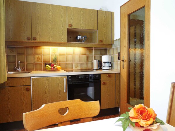 Kühlschrank, Mikrowelle, Ofen, Wasserkocher