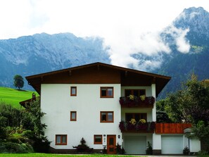 A two-story building with a white facade, brown roof, and multiple windows. - Haus Kurz Matthäus - 2-room apartment 1 (Durchholzen)