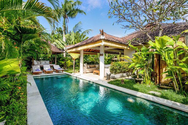 Outdoor pool, pool loungers - Villa Vitari (Seminyak)
