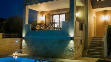 Alberca al aire libre, sombrillas en la alberca y camastros