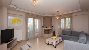 Villa, 3 habitaciones, alberca privada | Área de sala de estar | Televisión de 33 pulgadas con canales vía satélite y reproductor de DVD