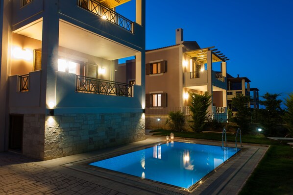 Outdoor pool, pool umbrellas, pool loungers - Harmony of Nature villa (Rethymno)