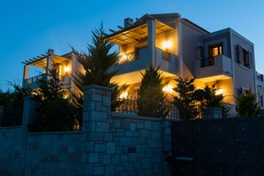 Front of property – evening/night - Harmony of Nature villa (Rethymno)