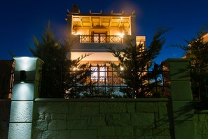 Fachada del alojamiento - Noche