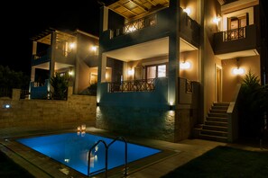 Outdoor pool, pool umbrellas, sun loungers
