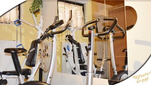 Un gimnasio con bicicletas estáticas y equipo de ejercicio.