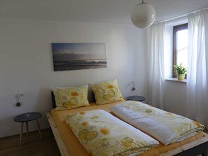 3 bedrooms, travel crib, WiFi, bed sheets