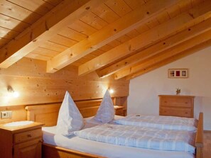 2 habitaciones, tabla de planchar con plancha, cuna de viaje y wifi 