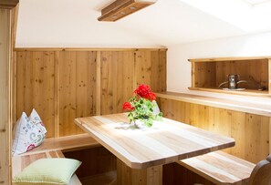 Deluxe-Apartment, 2 Schlafzimmer, Balkon (Gletscherblick) | Essbereich im Zimmer