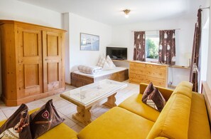 Comfort-Apartment, 1 Schlafzimmer, Terrasse (Sonnenstein) | Wohnzimmer | Flachbildfernseher
