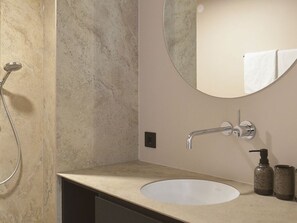 Shower, hair dryer, towels, toilet paper - Apartment 4 - Rosa's Apartments (Schoppernau)