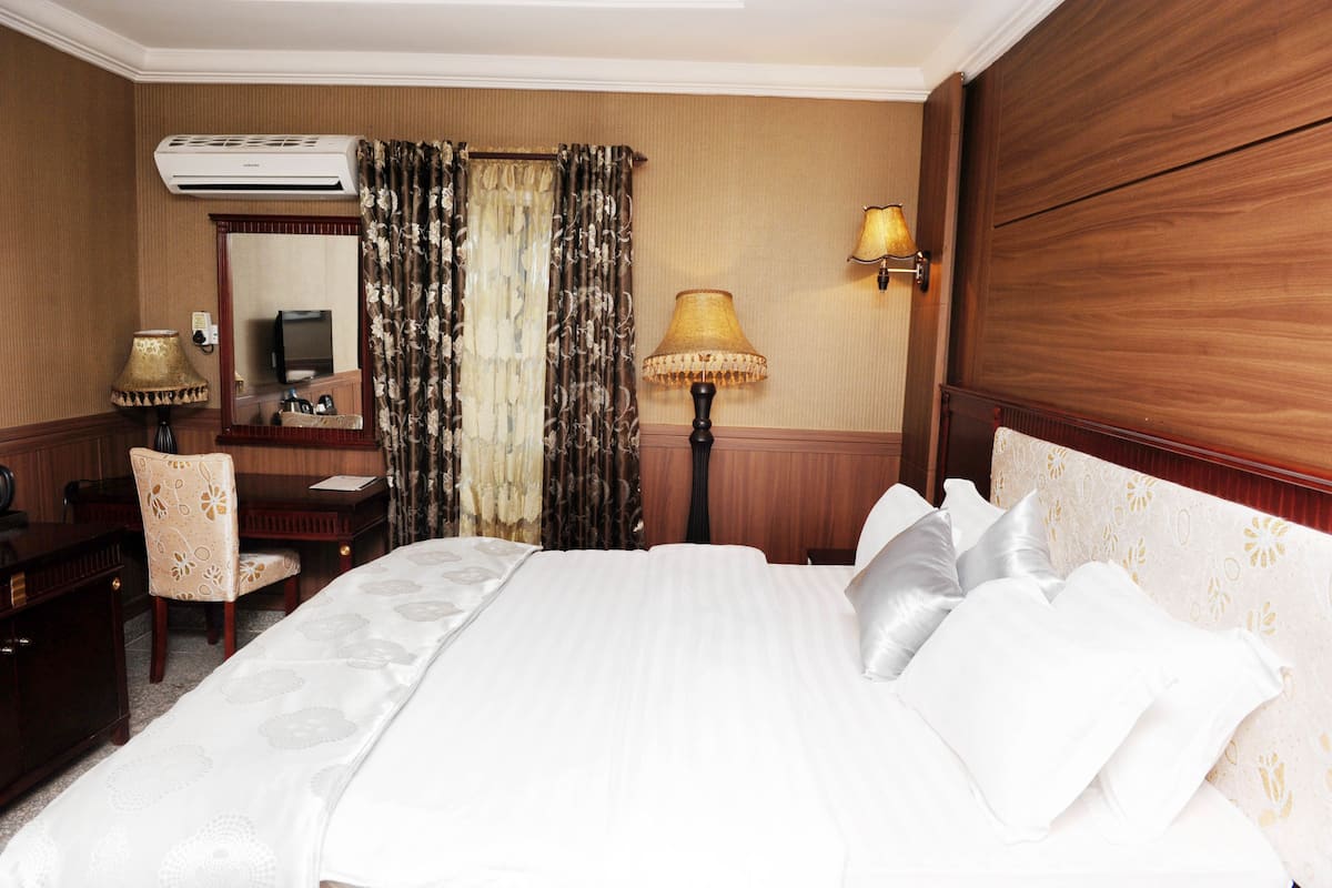 Premium bedding, in-room safe, desk, free WiFi