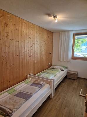3 bedrooms, travel crib, WiFi, bed sheets