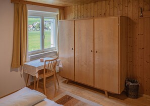 4 bedrooms, desk, WiFi, bed sheets - Apartment Haus Bereuter - Apartment 1 (Lingenau)