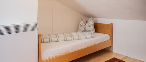 4 bedrooms, desk, WiFi, bed sheets