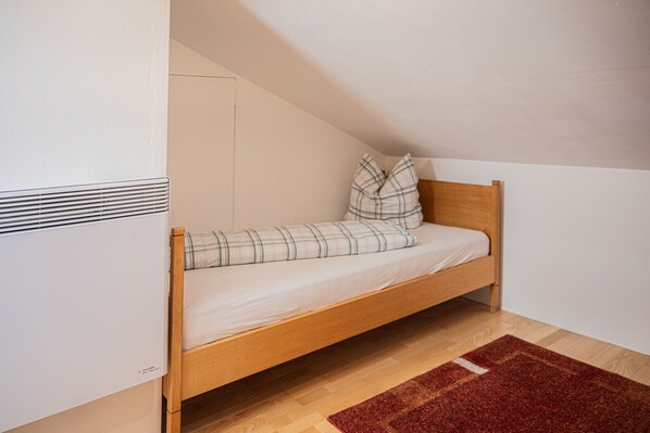 4 bedrooms, desk, WiFi, bed sheets