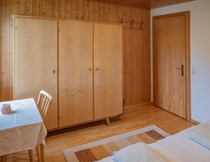 4 bedrooms, desk, WiFi, bed sheets - Apartment Haus Bereuter - Apartment 1 (Lingenau)