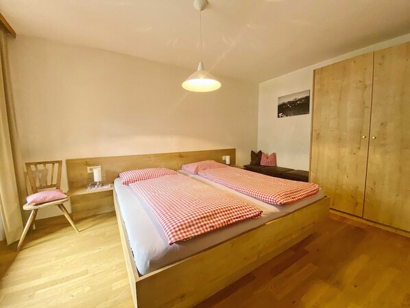 2 bedrooms, in-room safe, WiFi, bed sheets - Apartment 3 with balcony - Strolz Karin - Appartements Strolz (Schoppernau)
