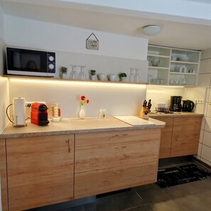 Een koelkast, een magnetron, een oven