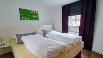 2 Schlafzimmer, Schreibtisch, BettwÀsche