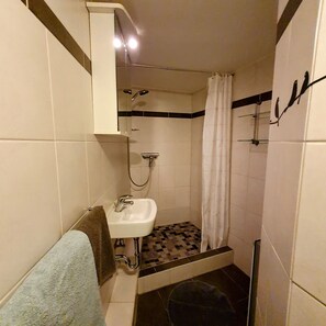 Regadera, secadora de cabello, toallas 