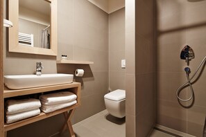 Standard Studio Suite | Bathroom | Shower, hydromassage showerhead, free toiletries, hair dryer
