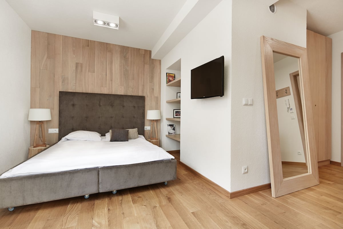 1 bedroom, laptop workspace, blackout curtains, soundproofing