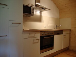 Kühlschrank, Ofen, Geschirrspüler, Wasserkocher mit Kaffee-/Teezubehör