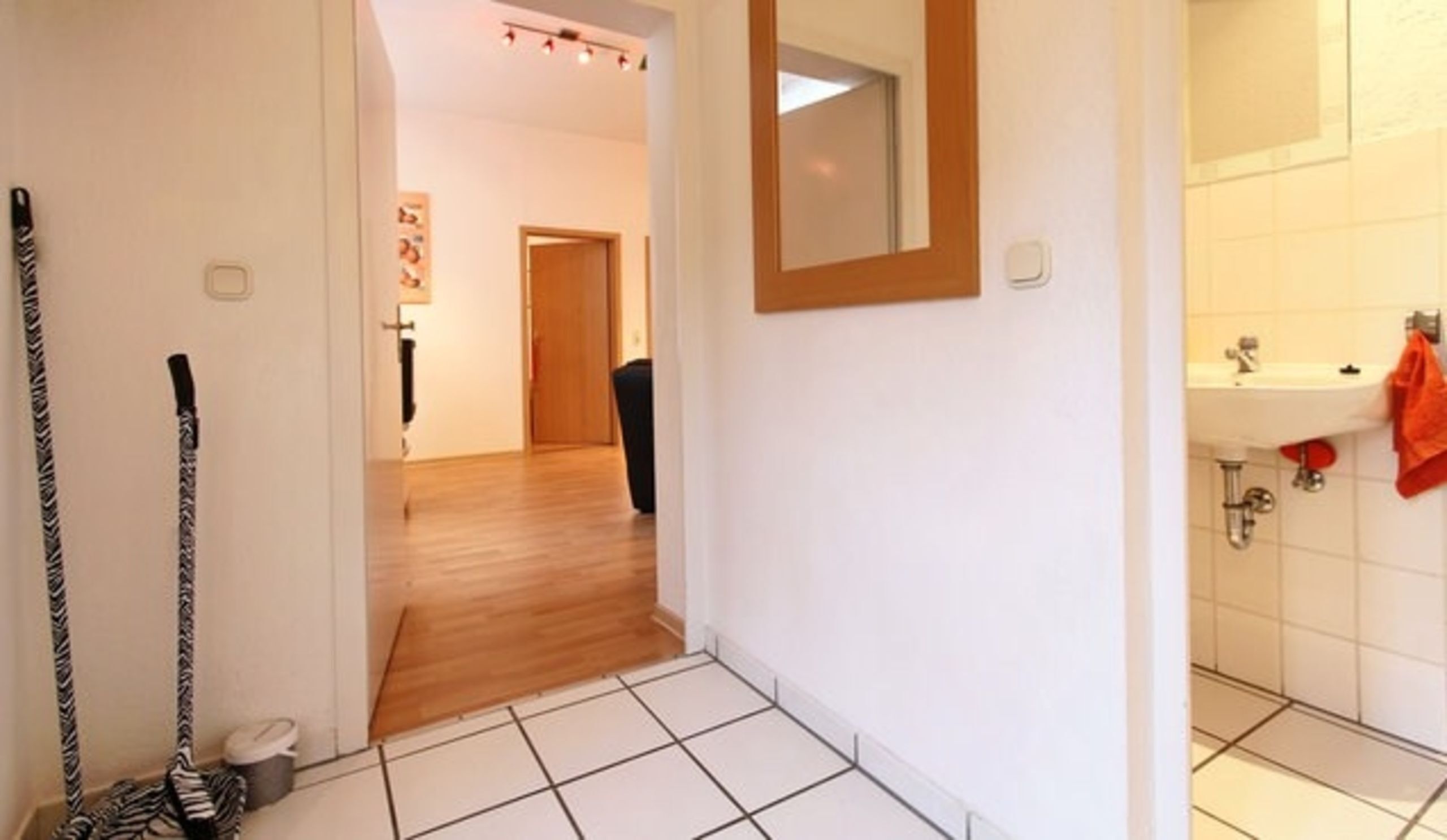 Secador de cabelo, toalhas de banho