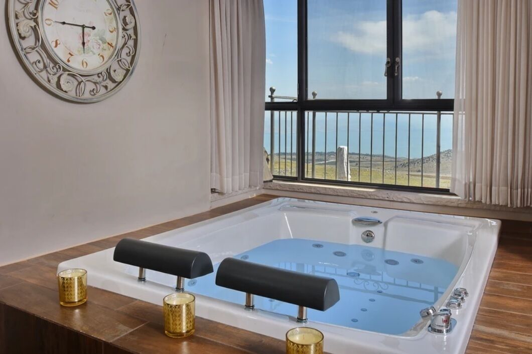 Classic Suite | Private spa tub