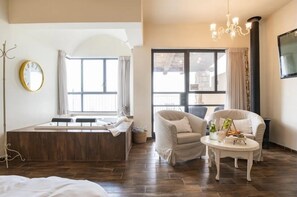 Classic Suite | 1 室のベッドルーム、デスク、ノートパソコン用作業スペース、遮光カーテン