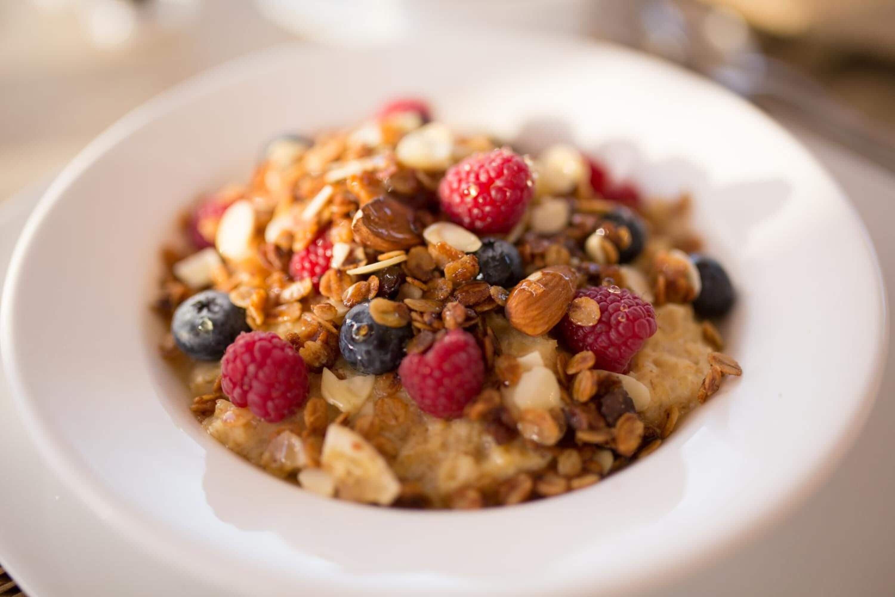 Un tazón de avena con nueces, semillas y bayas.