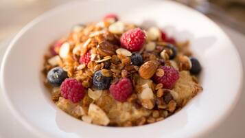Un tazón de avena con nueces, semillas y bayas.