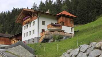 Aussenansicht im Sommer