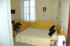 Decoración personalizada, muebles diferentes y cortinas blackout