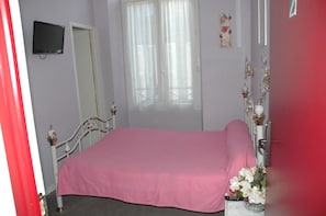 Decoración personalizada, muebles diferentes y cortinas blackout