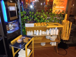 Petit déjeuner buffet servi tous les jours en supplément