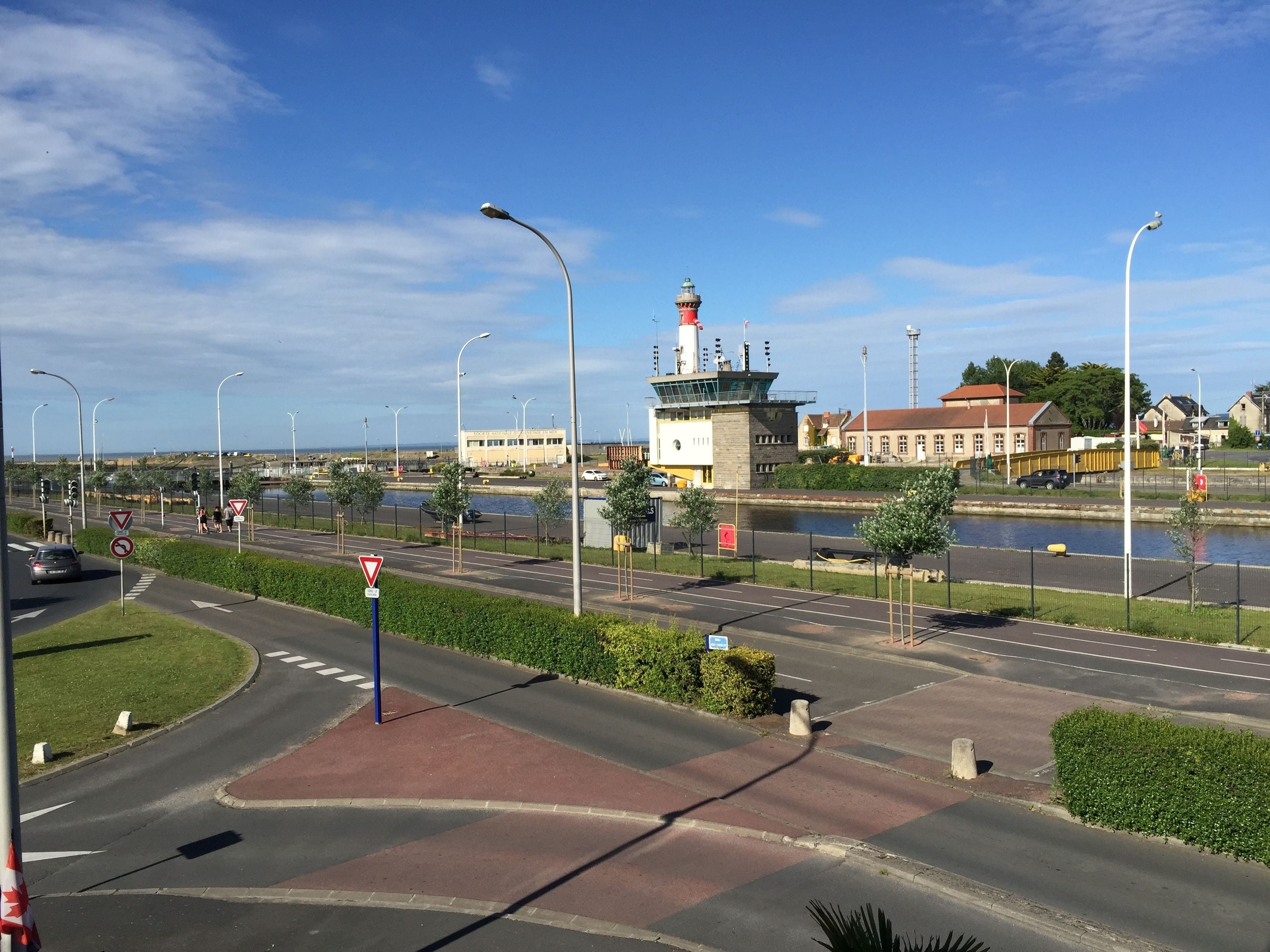 1 bedroom, desk, soundproofing, bed sheets