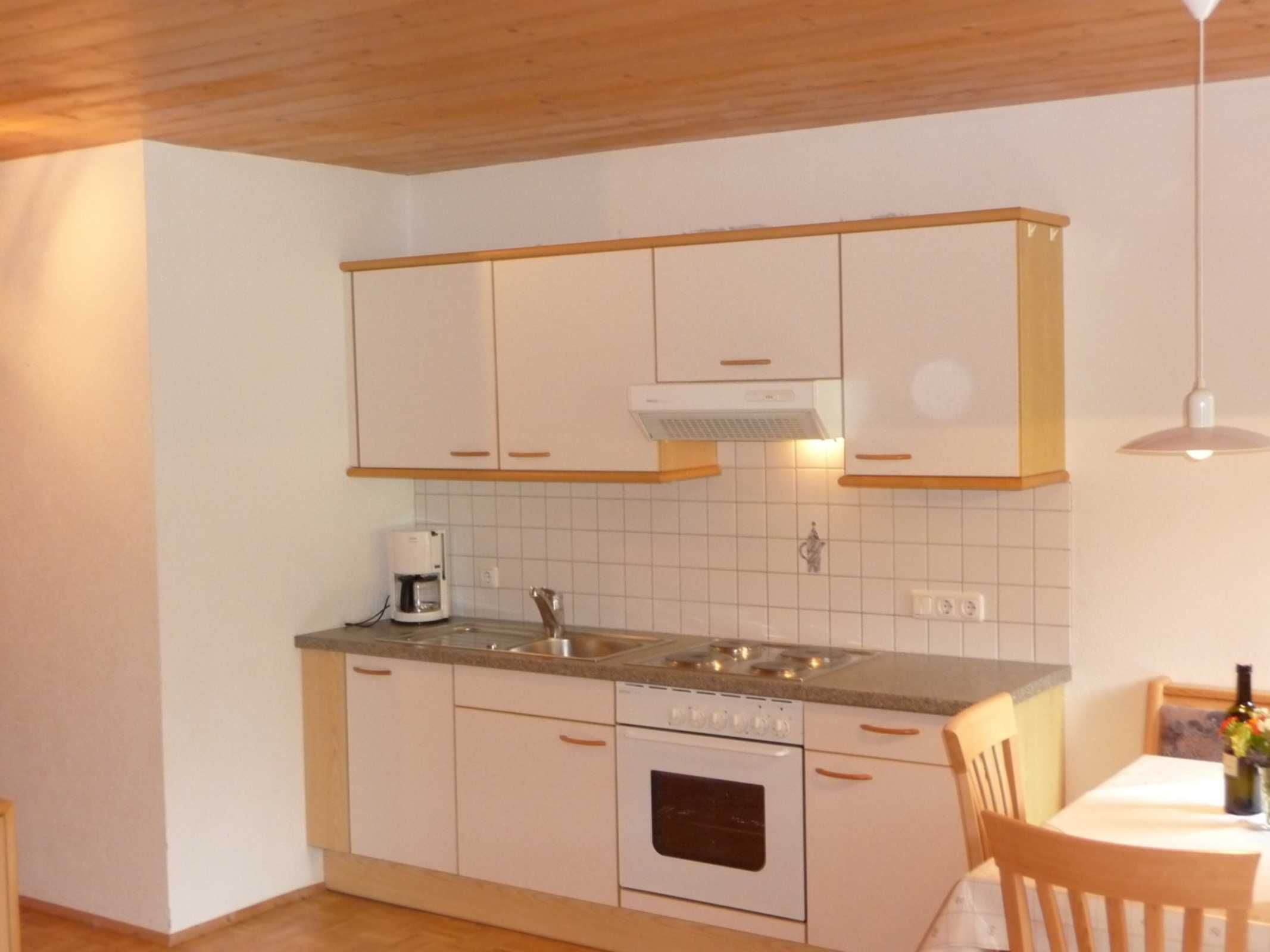 Kühlschrank, Ofen, Geschirrspüler, Wasserkocher mit Kaffee-/Teezubehör